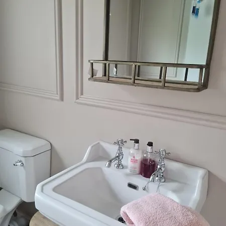 The Little White House * Tyrrellspass