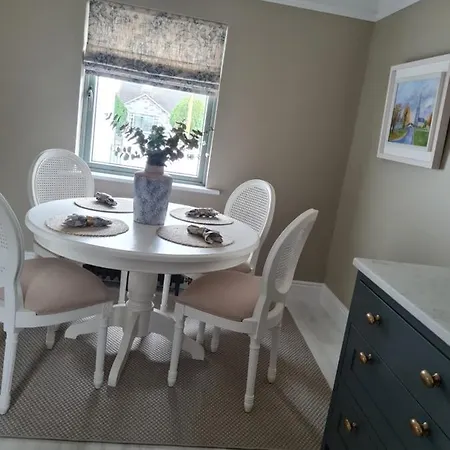 The Little White House Tyrrellspass