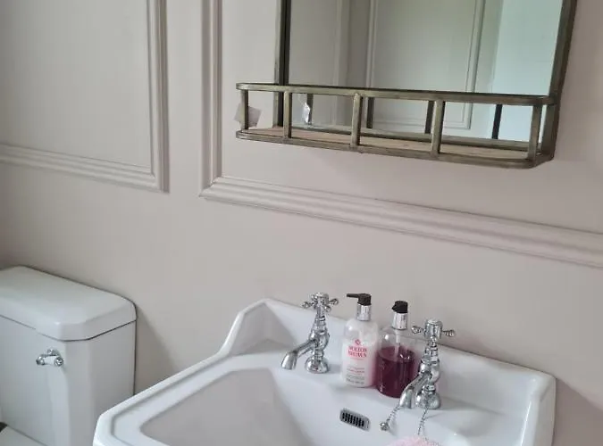 The Little White House * Tyrrellspass